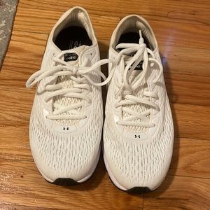 7.5 Under Armor Hovr Sneakers